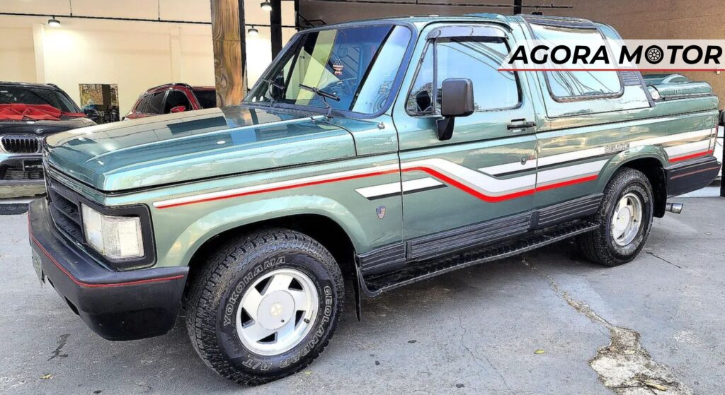 Chevrolet Brasinca verde parado de lado.