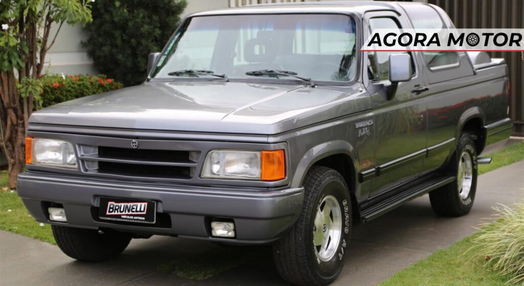 Chevrolet Brasinca cinza parado de frente.