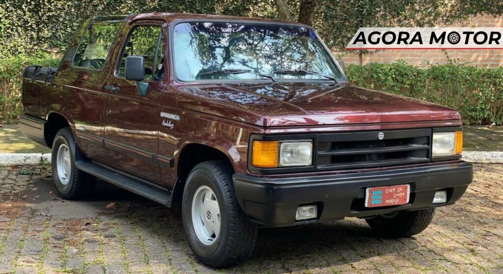 Chevrolet Brasinca vermelho parado de frente.