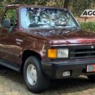 Chevrolet Brasinca vermelho parado de frente.