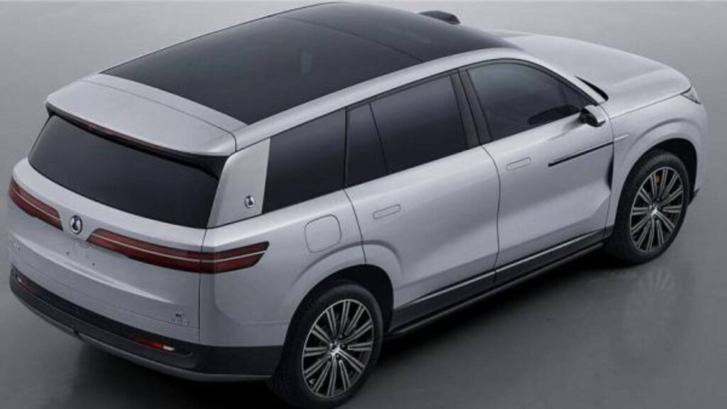 byd denza n9 branco na diagonal no fundo branco