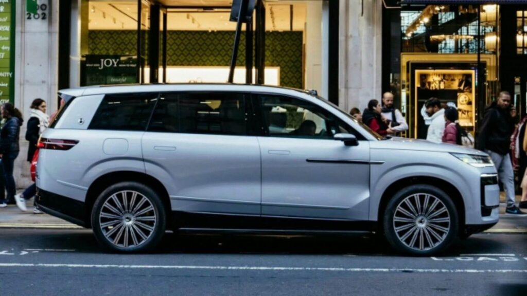 byd denza n9 branco parado na rua