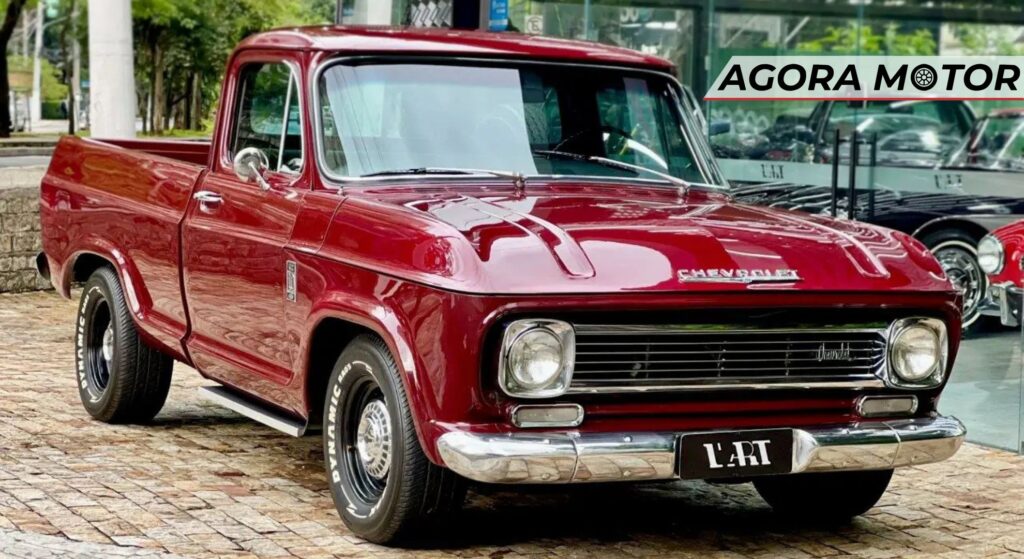 Chevrolet C-10 vermelho parado na diagonal.
