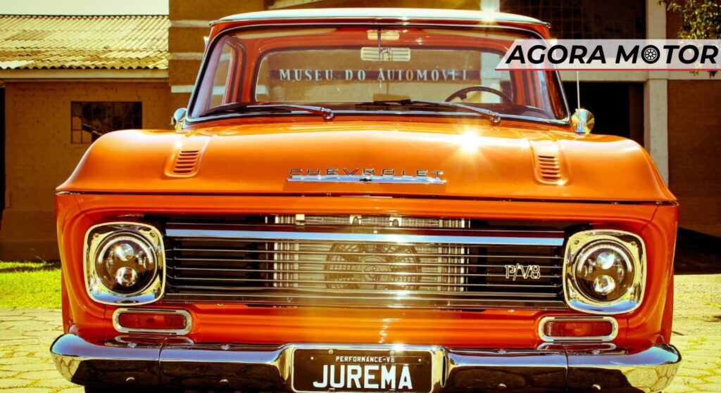 Chevrolet C-10 laranja parado de frente.