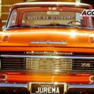 Chevrolet C-10 laranja parado de frente.