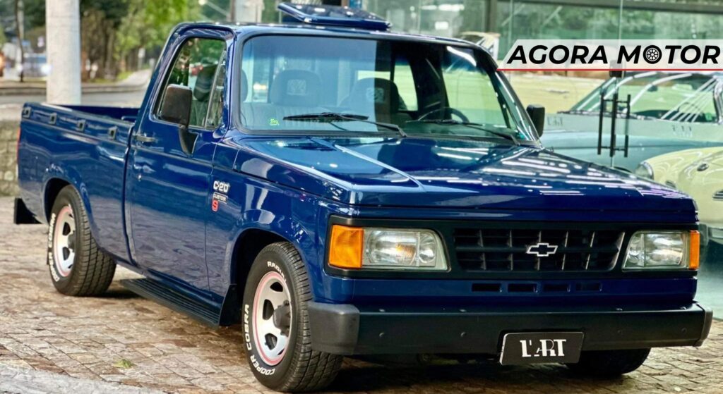Chevrolet C-20 azul de frente.