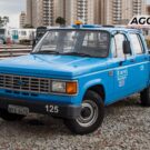 Chevrolet C-20 azul parado na diagonal