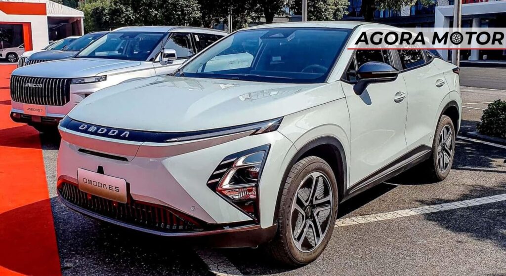 Carro Elétrico branco parado na diagonal.