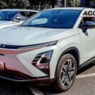 Carro Elétrico branco parado na diagonal.