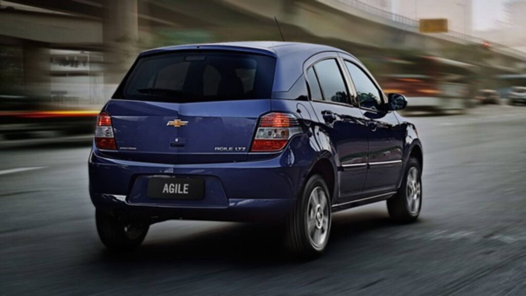 chevrolet agile azul escuro na estrada