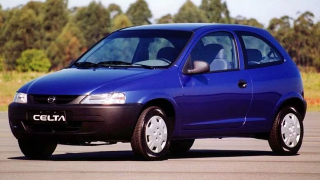 Chevrolet celta azul na diagonal.