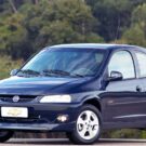 Chevrolet celta preto na diagonal.