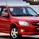 Chevrolet celta vermelho na diagonal.