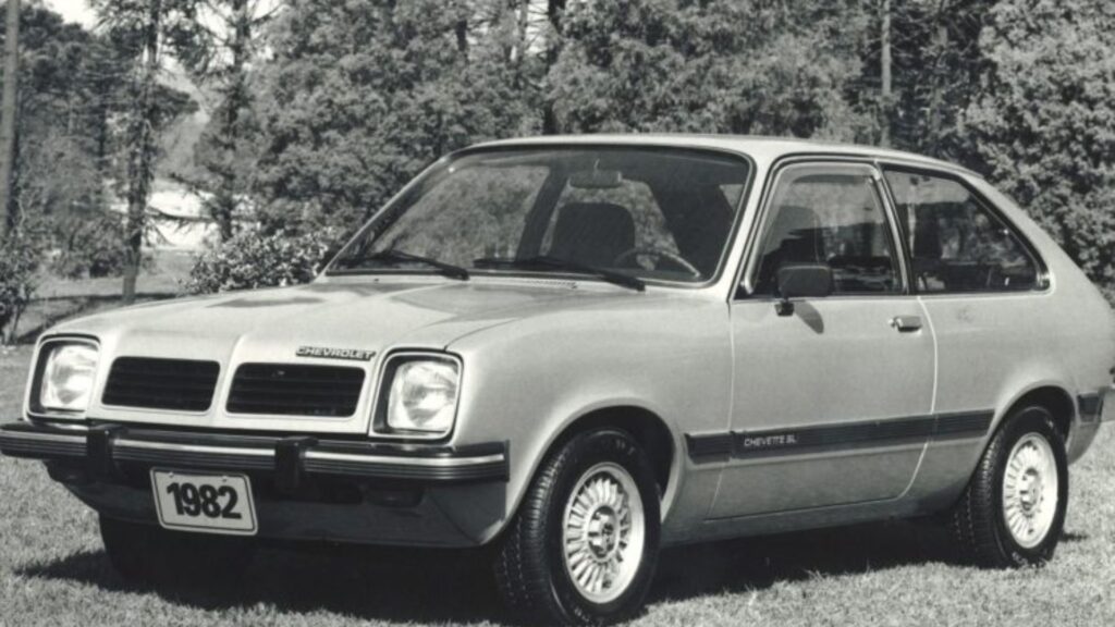 Chevrolet chevette em uma imagem preto e branco.