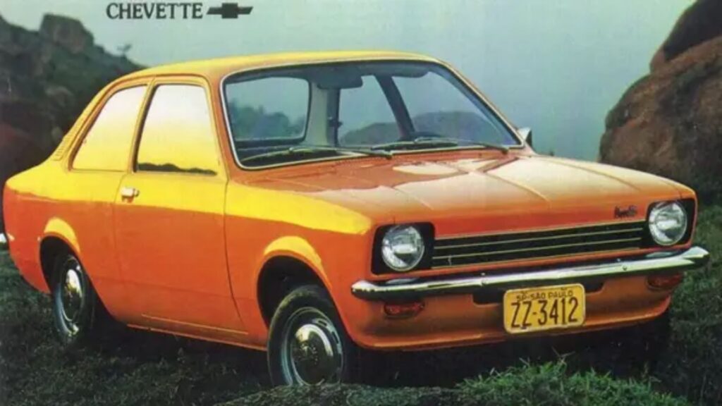 Chevrolet chevette laranja na diagonal.