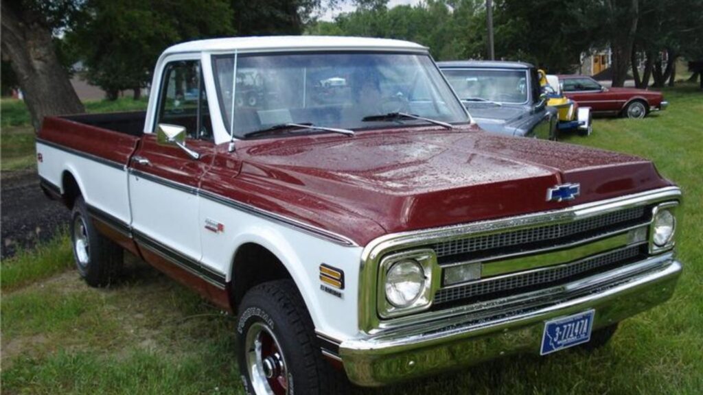 Chevrolet cheyenne vermelha com branco.