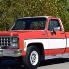 Chevrolet cheyenne vermlha com branco parada na diagonal.