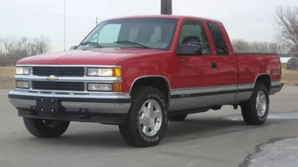 Chevrolet cheyenne vermelha na estrada.