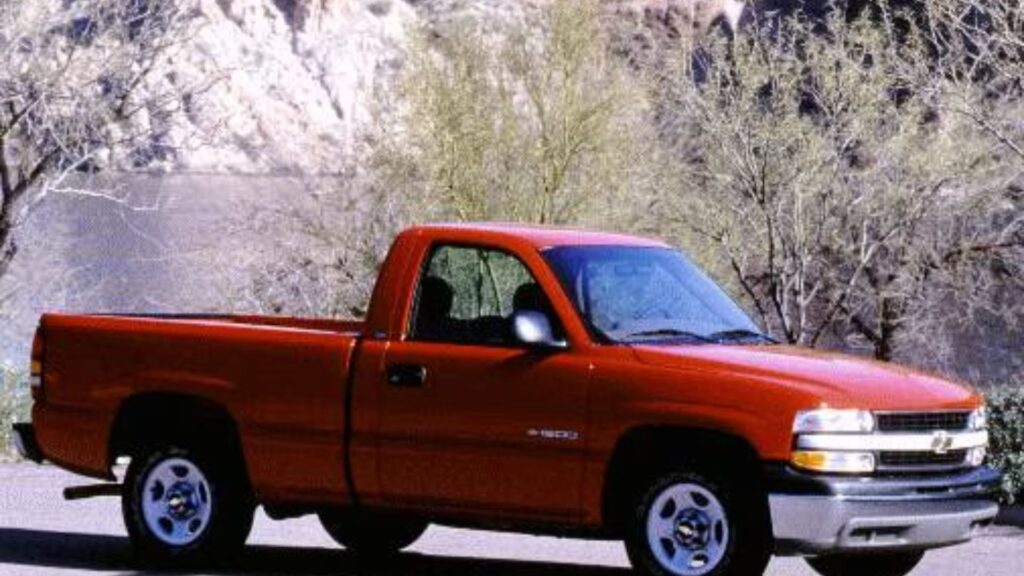 Chevrolet cheyenne vermelha na diagonal.