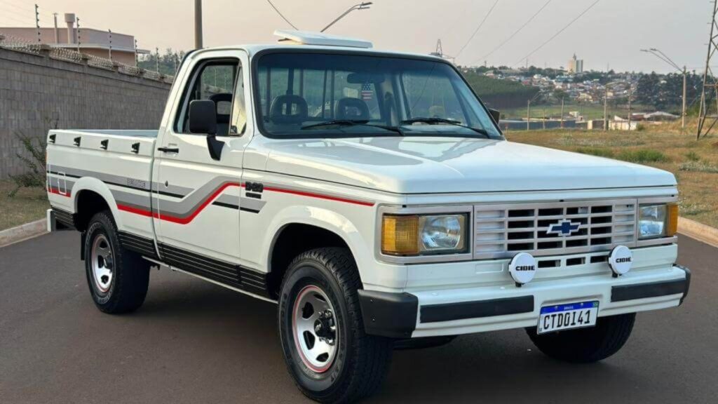Chevrolet D-20 branca na diagonal em uma estrada.