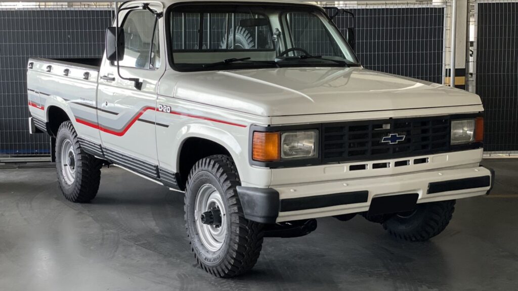 Chevrolet D-20 branca parada em uma garagem.