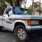 Chevrolet D-20 branca parada em uma estrada.