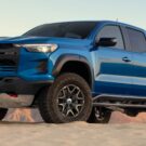 Chevrolet D20 azul na areia.