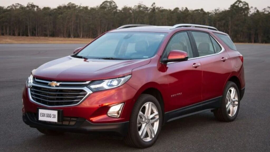 Chevrolet Equinox vermelho.