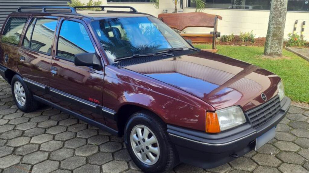 Chevrolet Ipanema bordo.