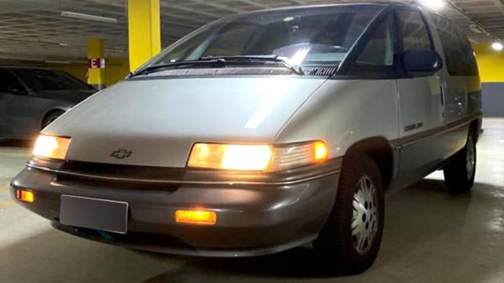 Chevrolet lumina cinza.