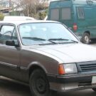 Chevrolet Marajó cinza na diagonal em uma rua.