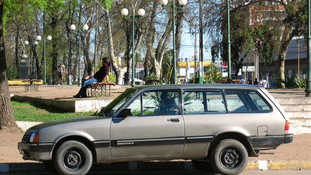 Chevrolet Marajó cinza de lado em uma rua.