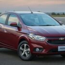 Chevrolet Prisma vermelho na diagonal.