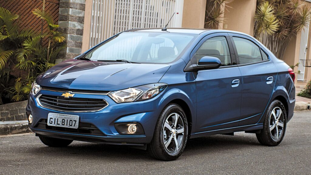 Chevrolet Prisma azul parado na diagonal.