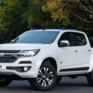 Chevrolet S10 branca na diagonal parada.