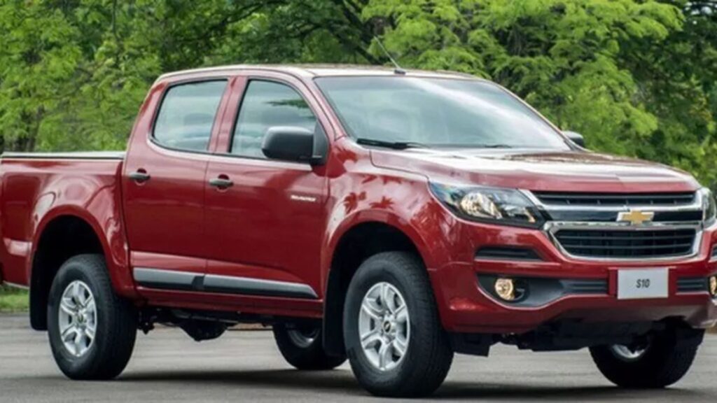 Chevrolet S10 veremelha parada.