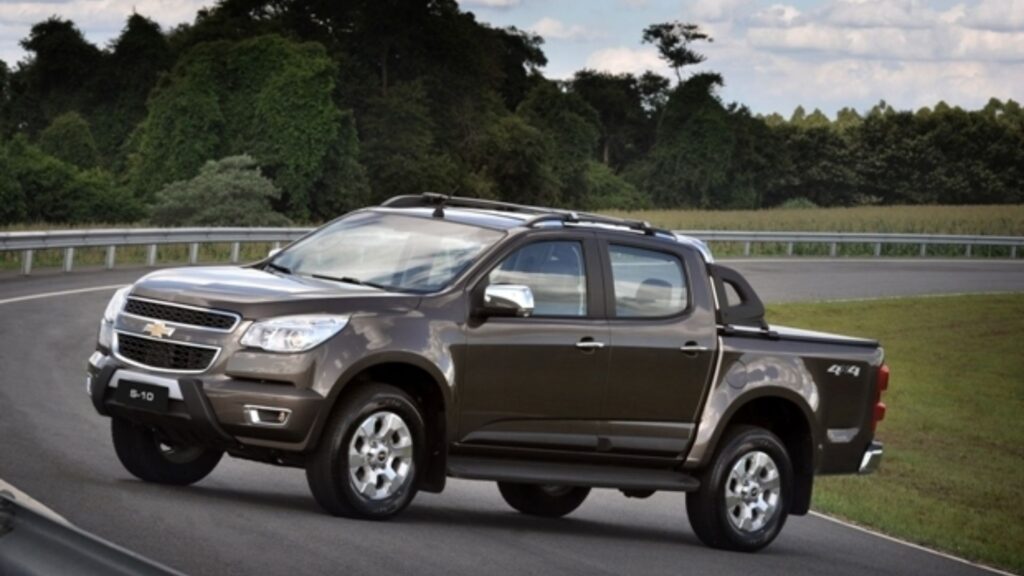 Chevrolet S10 marrom na diagonal em uma curva.