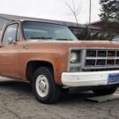 Chevrolet Sierra marrom na diagonal.