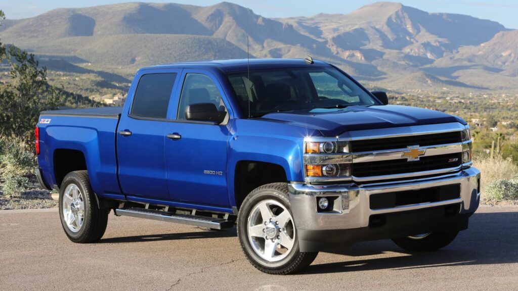 Chevrolet Silverado azul parada na diagonal.
