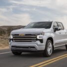 Chevrolet Silverado branca na estrada.