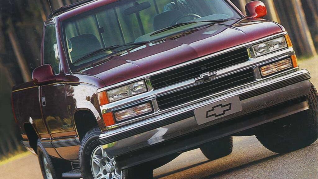 Frente da Chevrolet Silverado vermelha.