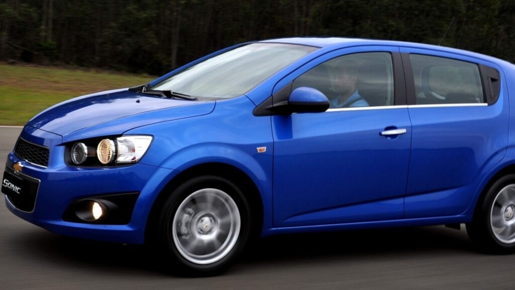 Chevrolet Sonic azul em movimento.