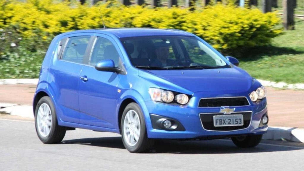 Chevrolet Sonic azul na estrada.