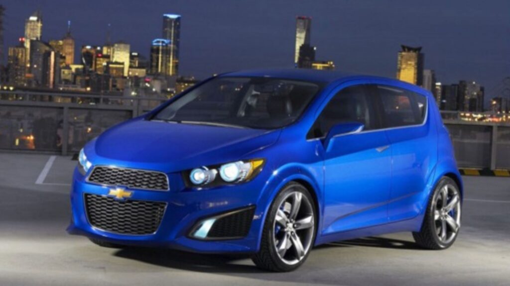 Chevrolet Sonic azul parado na diagonal.