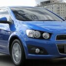 Chevrolet Sonic azul andando na estrada.