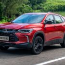 Chevrolet Tracker vermelho na estrada.