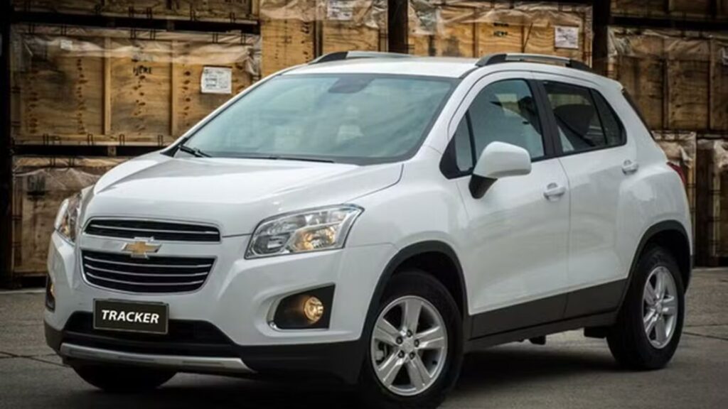 Chevrolet Tracker branco na diagonal.