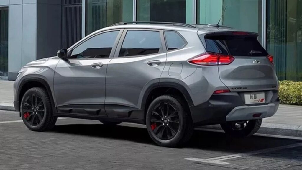 Chevrolet Tracker cinza parado.