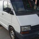 Chevrolet Trafic na diagonal em frente a um estabelecimento.