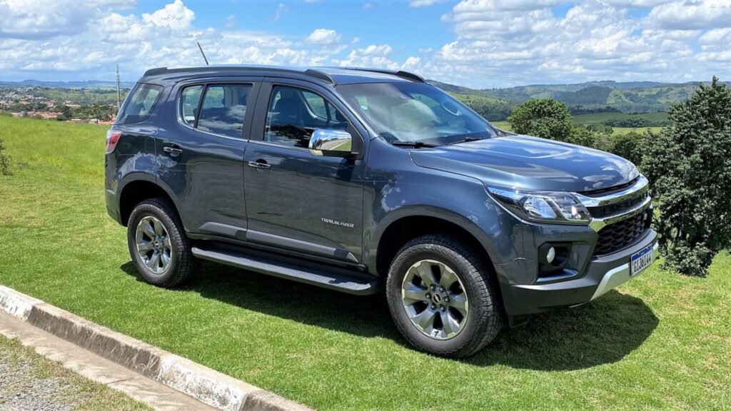 Chevrolet Trailblazer na diagonal em cima de uma grama.